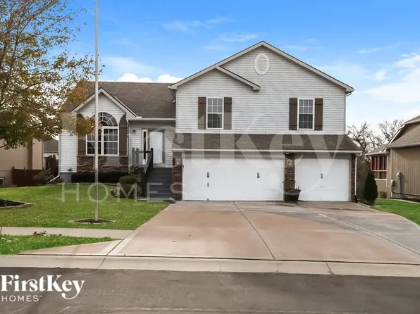 8942 N Essex Dr, Kansas City, MO 64156