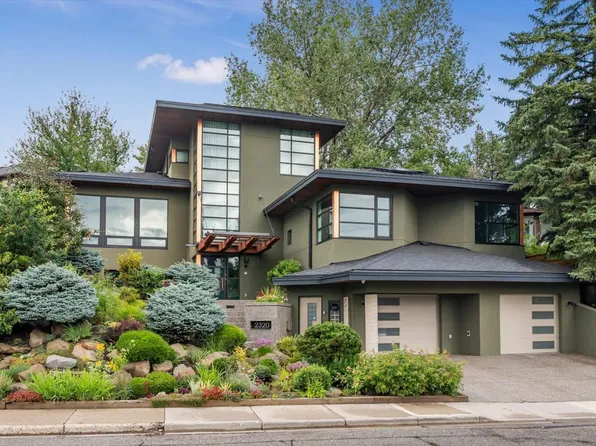 2320 Juniper Rd NW, Calgary, AB T2N 3V2
