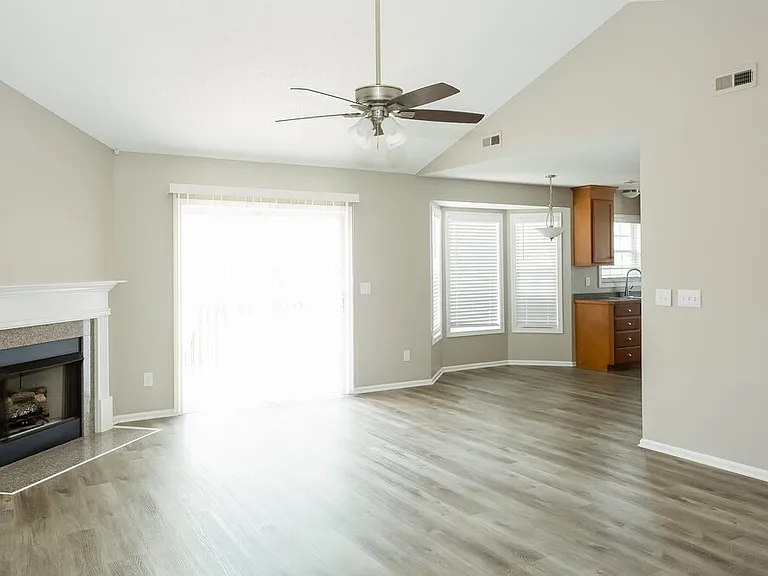 1004 Ayrshire Ln — Photo 7