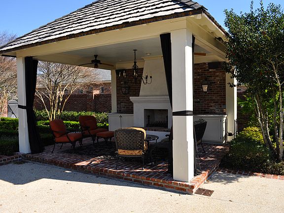 3rd image of 6 Glen Oaks Dr