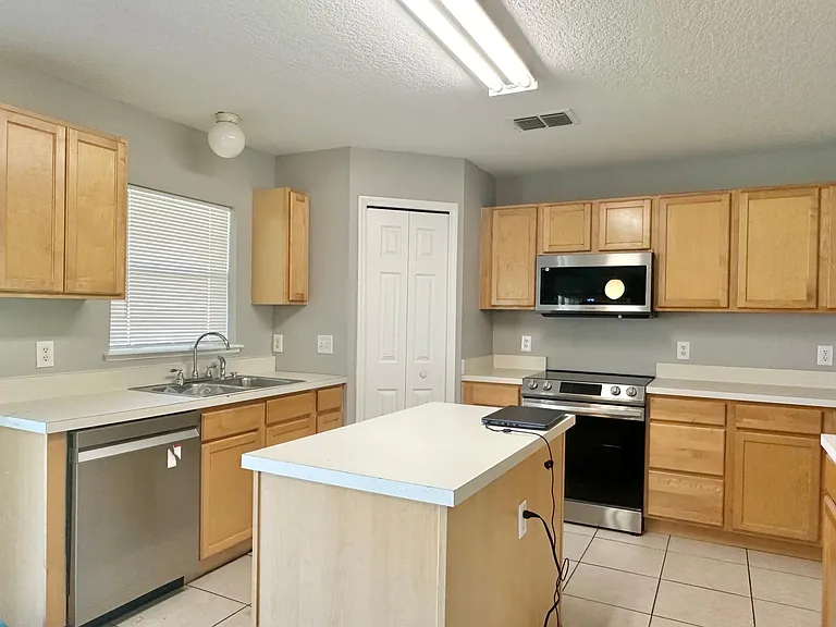 4021 Greenleaf Dr — Photo 11