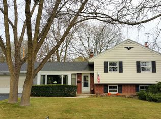 424 Bel Aire Dr, Thiensville, WI 53092