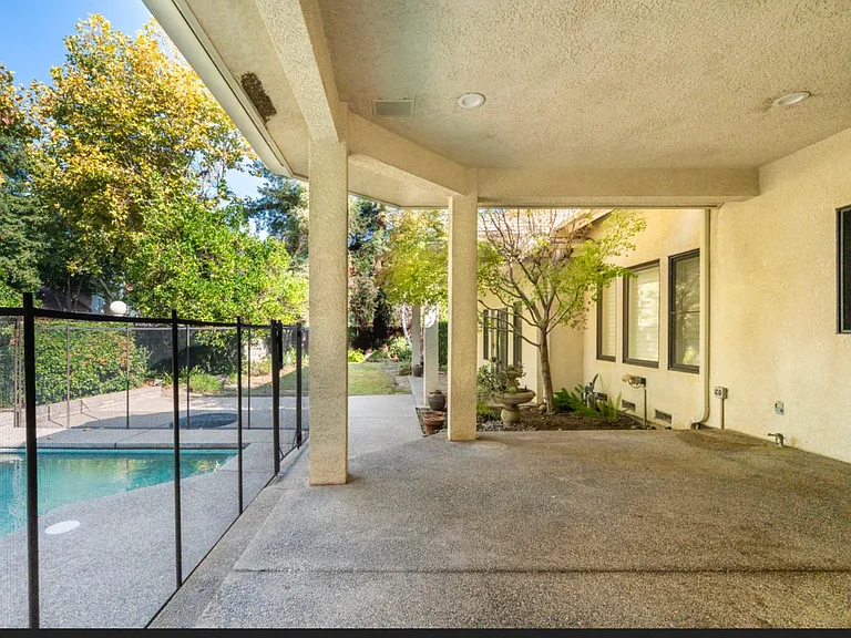 585 E Chesapeake Cir — Photo 32