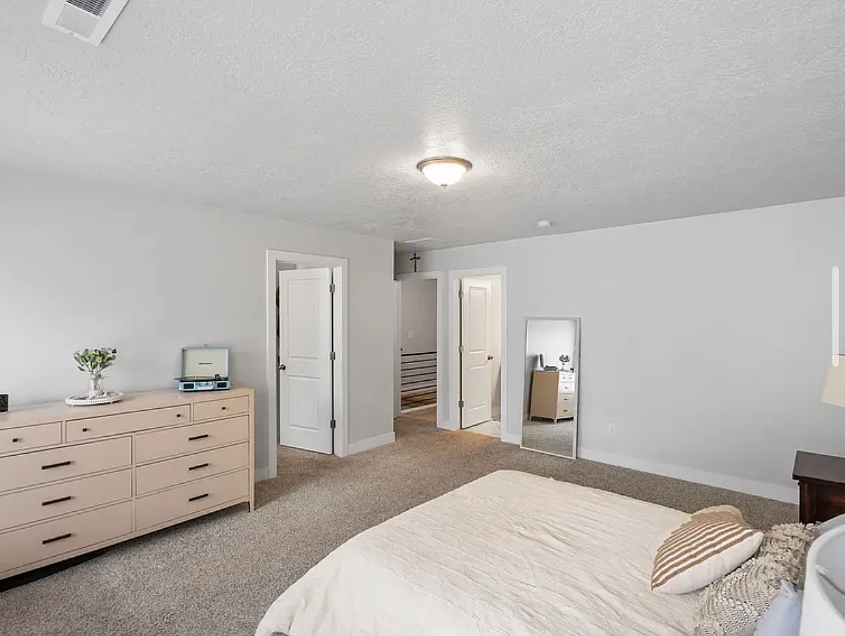 3 bed, 2.5 bath, 1832 sqft, $2,500 — Photo 2