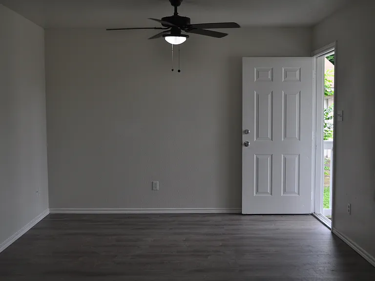 809 W Brown St — Photo 2