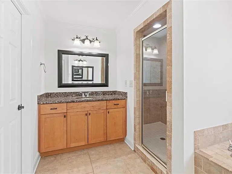 1410 Eastland Rd — Photo 15