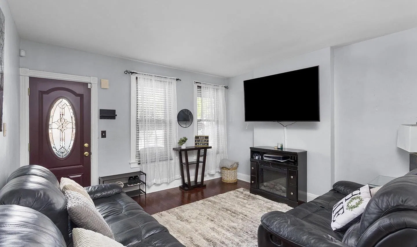3 bed, 1106 sqft, $2,300 — Photo 2