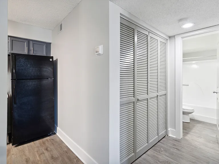 Piccadilly Apartments — Photo 34