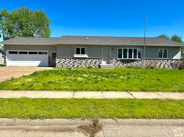 1040 15th Pl, Camanche, IA 52730