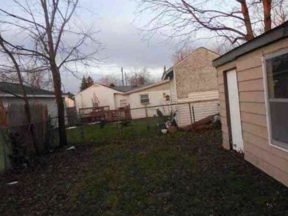 4th image of 2121 E Schumacher St
