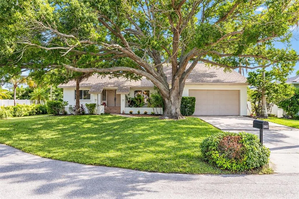 3 bed, 2.0 bath, 2071 sqft, $6,900 — Photo 3