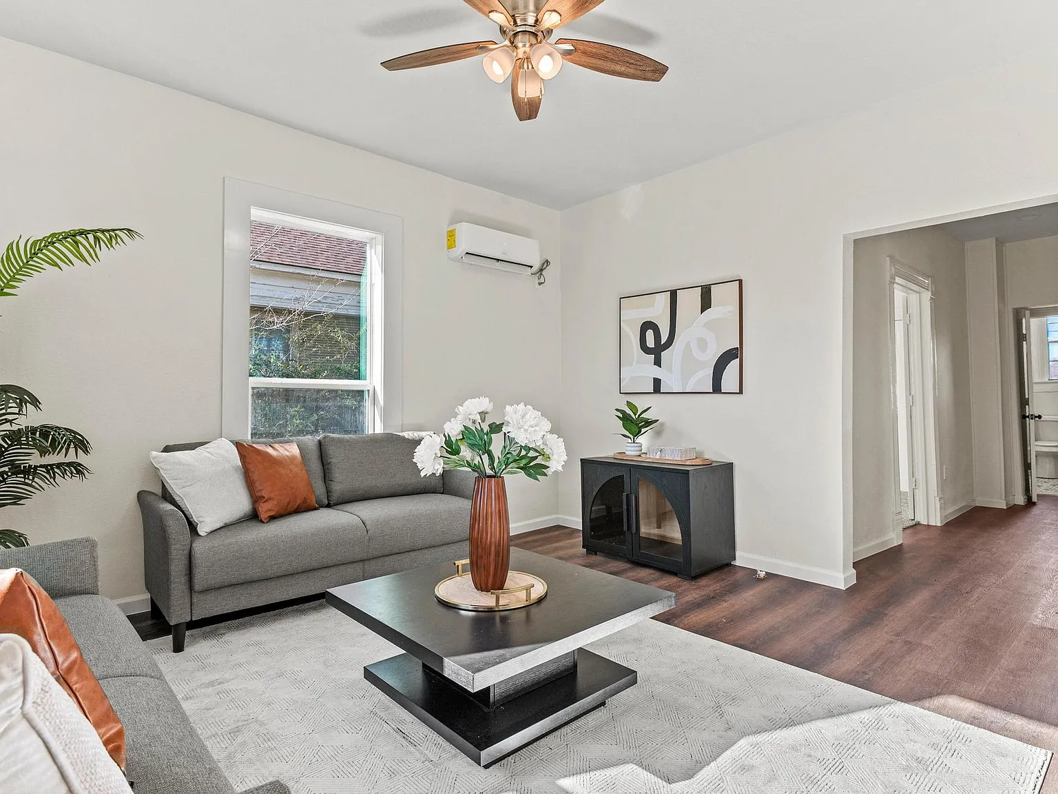 2 bed, 834 sqft, $1,300 — Photo 1