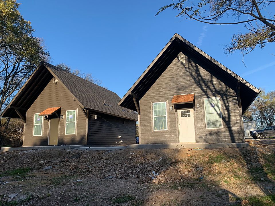 Cottage on right, is the one for lease.