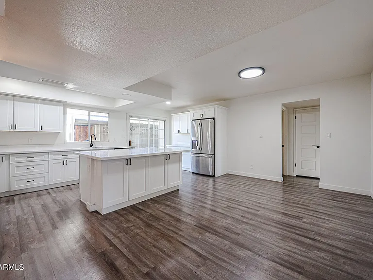 1803 W Maryland Ave — Photo 18
