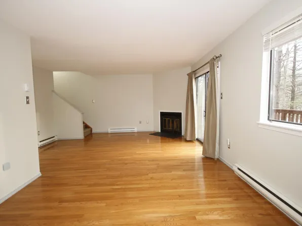 516 Wales Ct, Bushkill, PA 18324