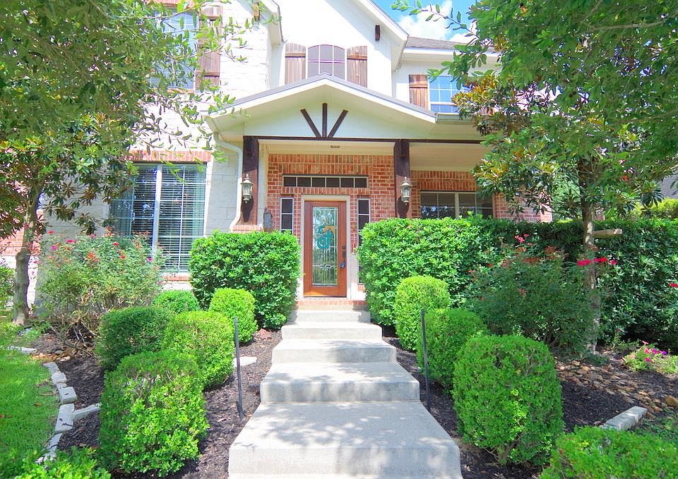 Welcome home to this beauty. This is the only floorplan like it in the neighborhood. Builder said th