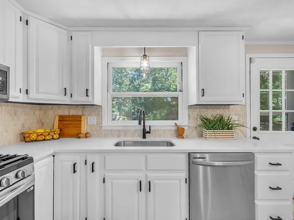 40 Ruby Rd, Springfield, MA 01108