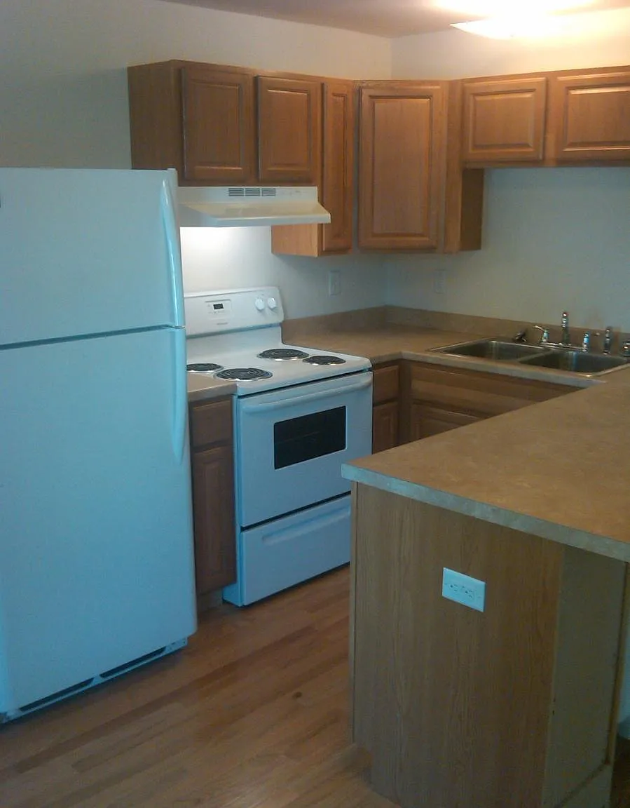 4 bed, 1440 sqft, $4,300 — Photo 3