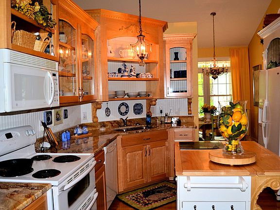 Magnificent Kitchen W/ Granite Counters, Custom Cabinets, Prep Sink, W/I Pantry &amp; More!