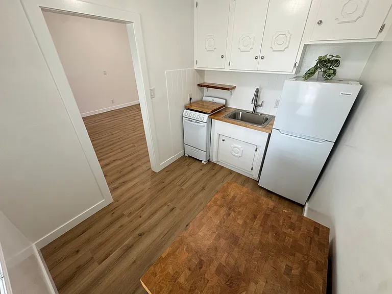 3243 E 10th St #6 — Photo 5