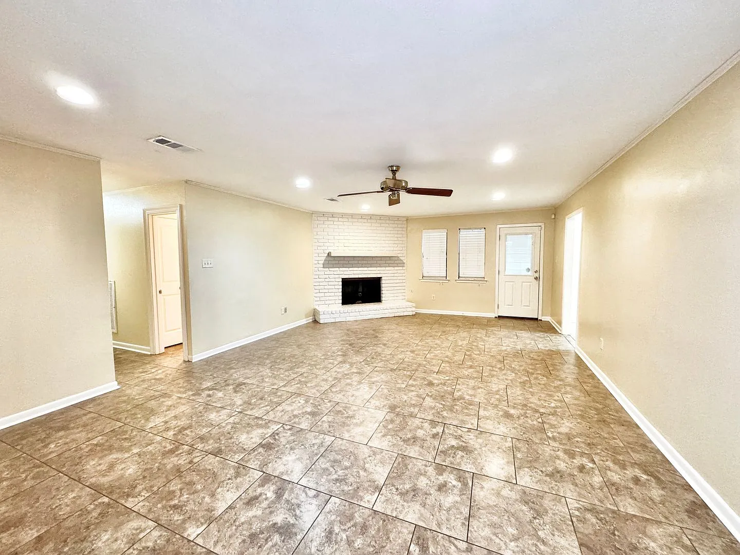 Beautiful 3 Bedroom Home in North Sherwood Estates — Photo 2