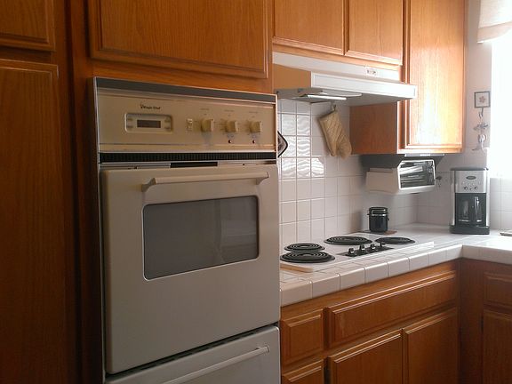 4th image of 5429 Newcastle Avenue #107