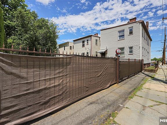 5th image of 114 9th Ave