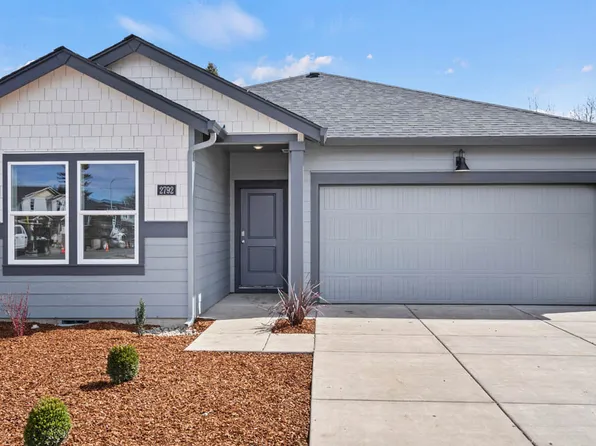 2792 Bear Cub Dr, Medford, OR 97501