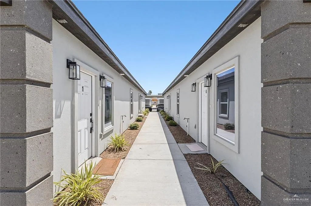 2 bed, 2.0 bath, 1099 sqft, $1,050 — Photo 2