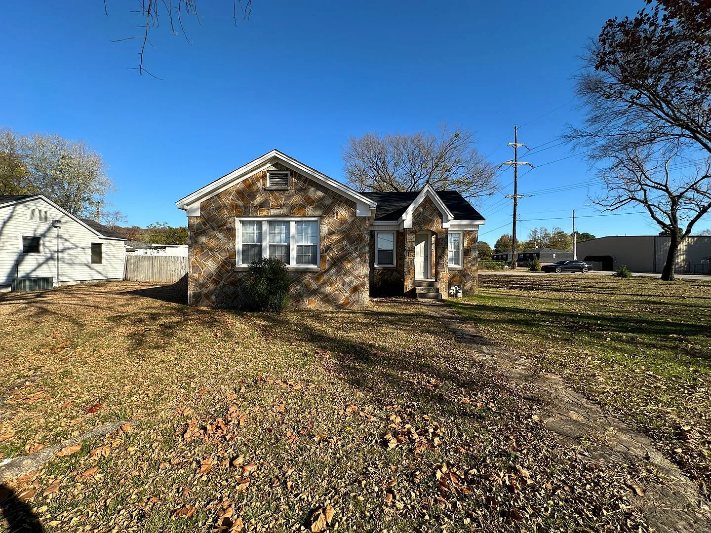 Beautiful Stone Home for Rent! - 3 Bedroom, 1 Bathroom - 1173 sqft — Photo 1