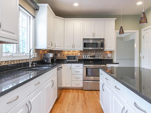 4th image of 181 Scarlet Dr
