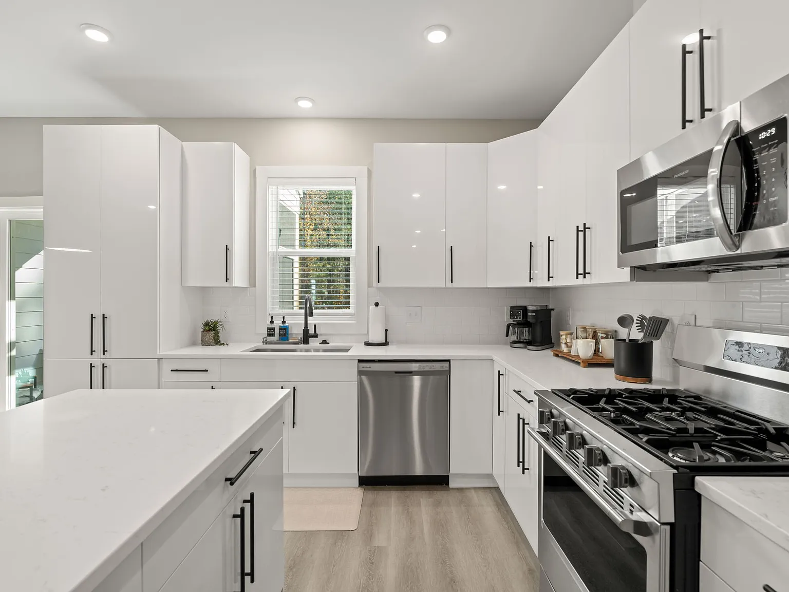 3 bed, 2.5 bath, 1740 sqft, $1,990 — Photo 4