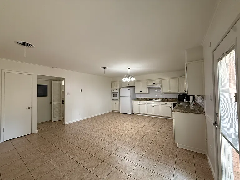 1915 Fairfax Dr — Photo 6