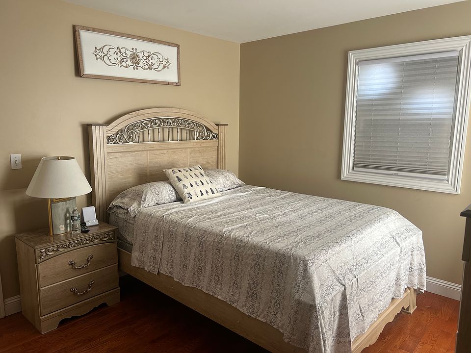 1st image of 54 Honiss St