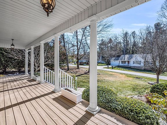 4th image of 329 Classic Oaks Cir