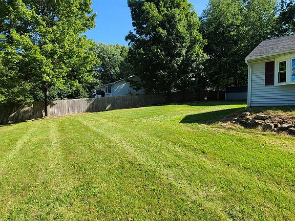 5th image of 121 Linden Ln