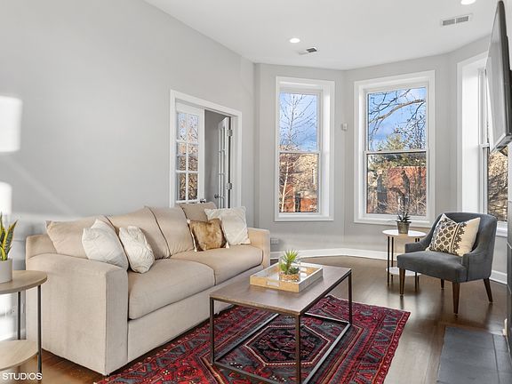 3rd image of 1122 N Winchester Ave #3