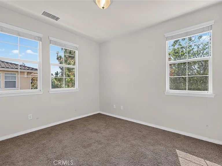 1654 Heywood St — Photo 33