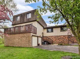 29W355 White Oak Dr, Warrenville, IL 60555