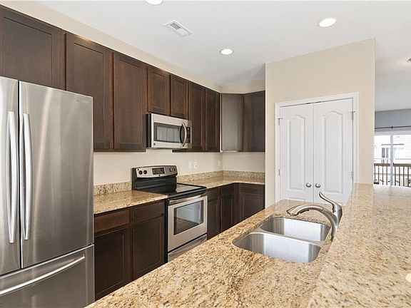4th image of 249 Carnelian St