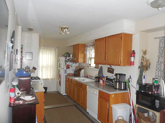 4th image of 516 E 61st St