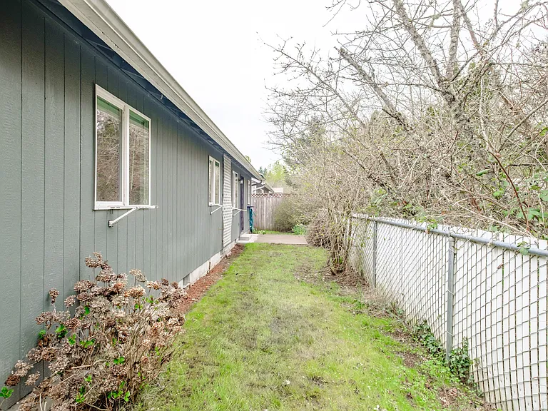 831 NW Teak Loop — Photo 39