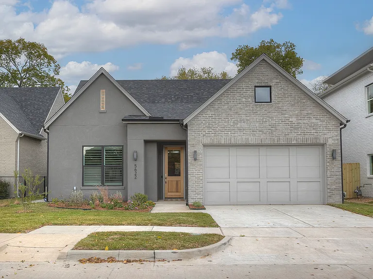 5622 Oaks Ln — Photo 2