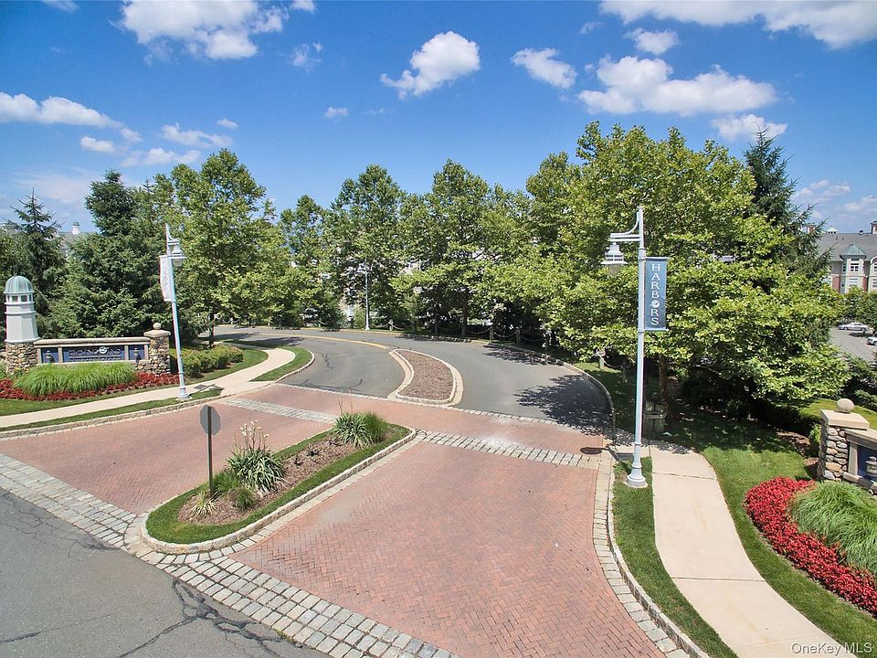 1st image of 17 Harbor Pointe Dr