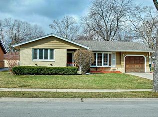 534 Ridge Ave, Elk Grove Village, IL 60007