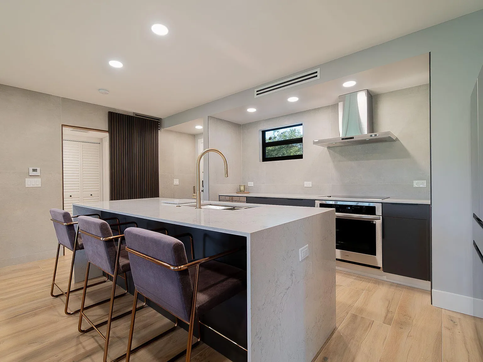 2 bed, 2.0 bath, 1400 sqft, $9,000 — Photo 4