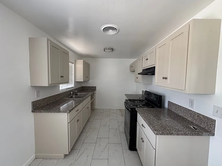 2601 Bishop Dr — Photo 2