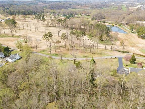 4th image of 101 Country Club Dr #B