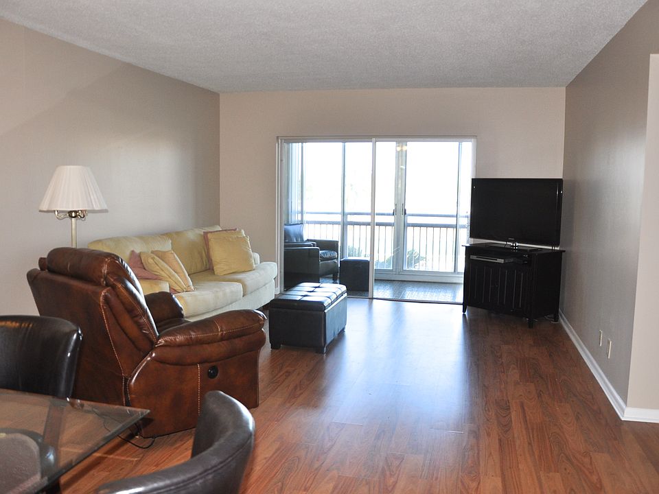 1st image of 4400 Hillcrest Dr APT 302B