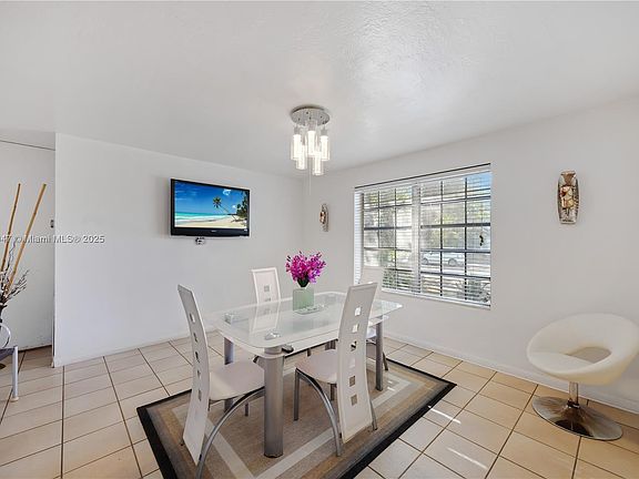 4th image of 9851 Dominican Dr